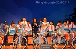 Phó Chủ tịch nước tặng quà học sinh nghèo vượt khó tỉnh Hưng Yên 